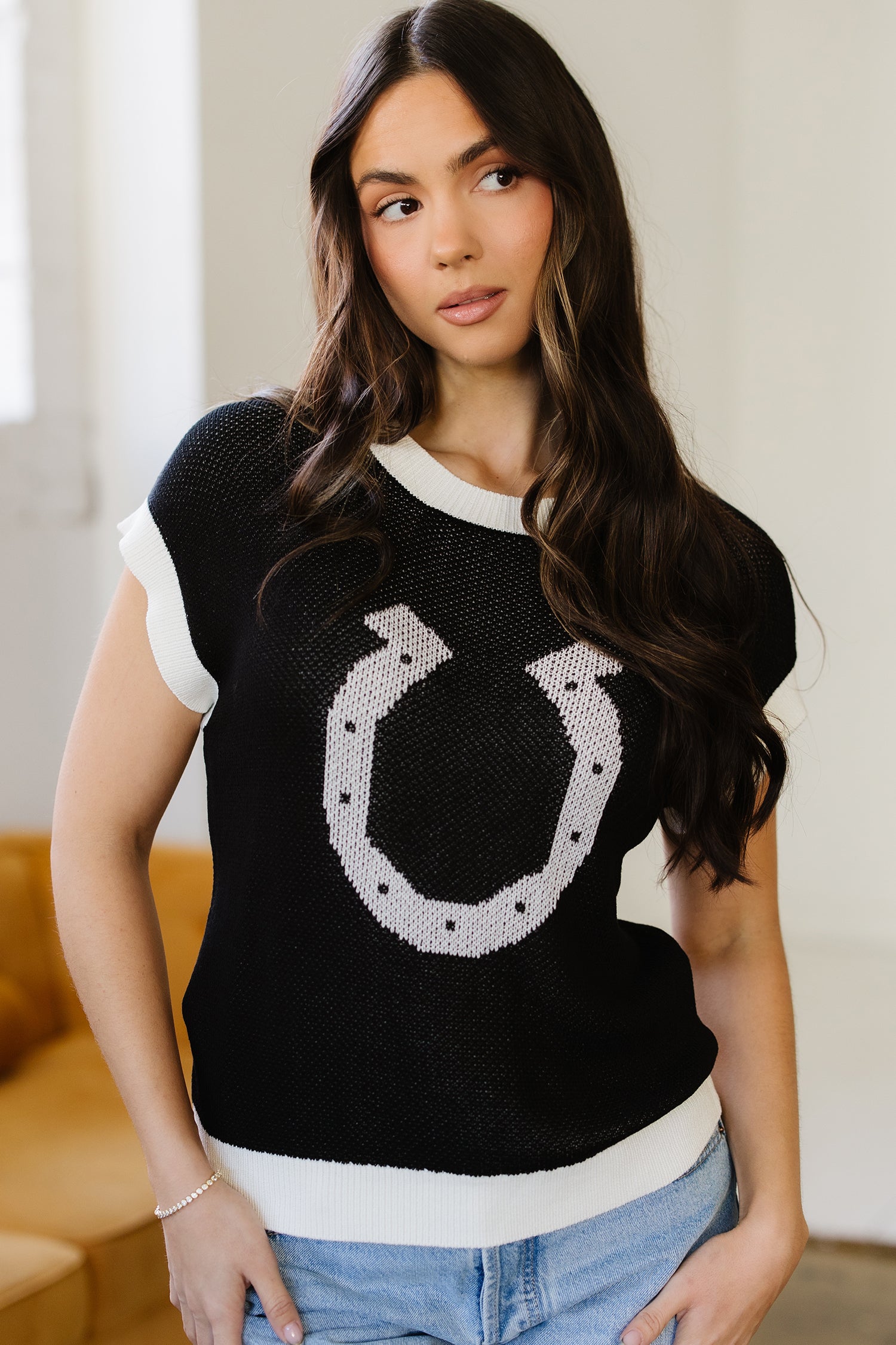 Horse Shoe Pattern Contrast Trim Short Sleeve Sweater